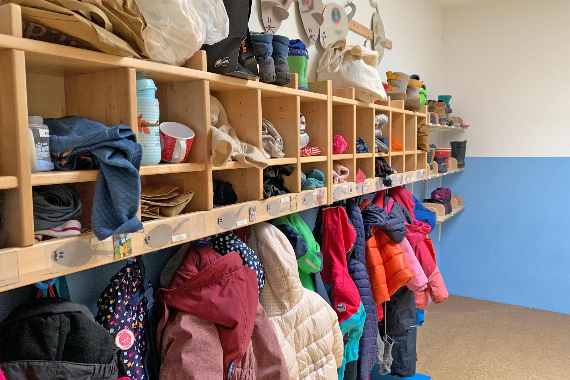 Garderobe in der Kita UKE